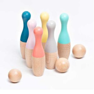 Bolos de madera de colores. Juego de 6 bolos