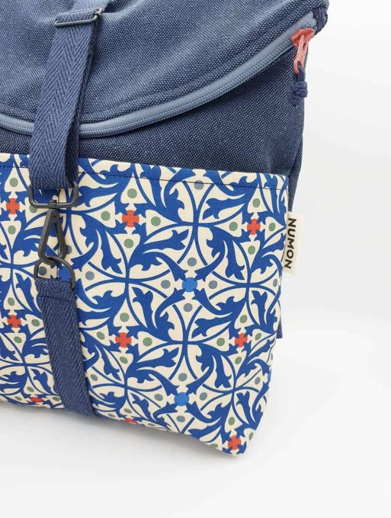 Mochila reciclada con estampado modernista - Imagen 3