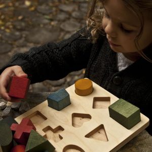 Puzzle geométrico. Encajable de madera con formas